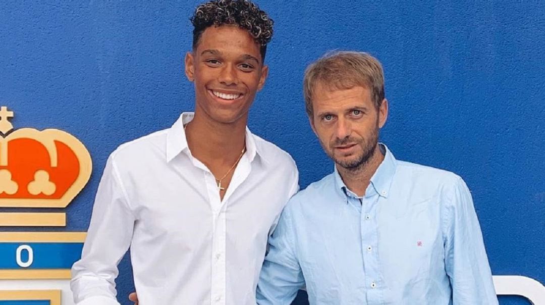 Etienne Eto'o, en el NMR Carlos Tartiere tras firmar su contrato con el Real Oviedo. Etienne Eto'o, en el NMR Carlos Tartiere tras firmar su contrato con el Real Oviedo.