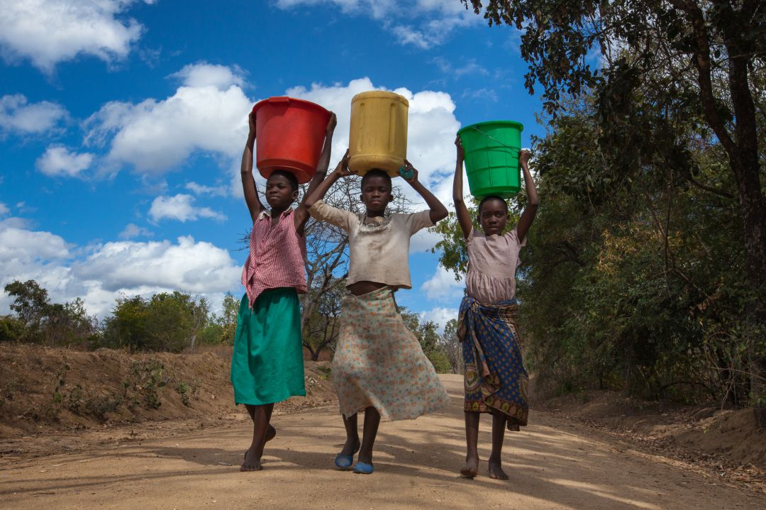 Niñas en busca de agua. Niñas en busca de agua.