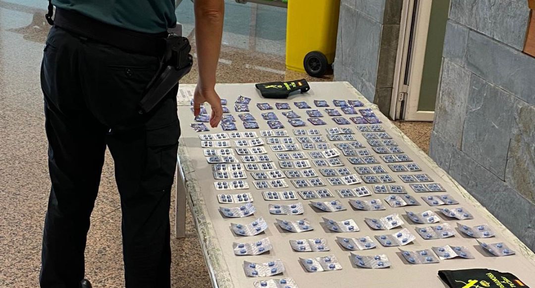 Intervenidas 484 pastillas de Sildenafil y 30 sobres de Durofil en el Aeropuerto de Alvedro. Intervenidas 484 pastillas de Sildenafil y 30 sobres de Durofil en el Aeropuerto de Alvedro.