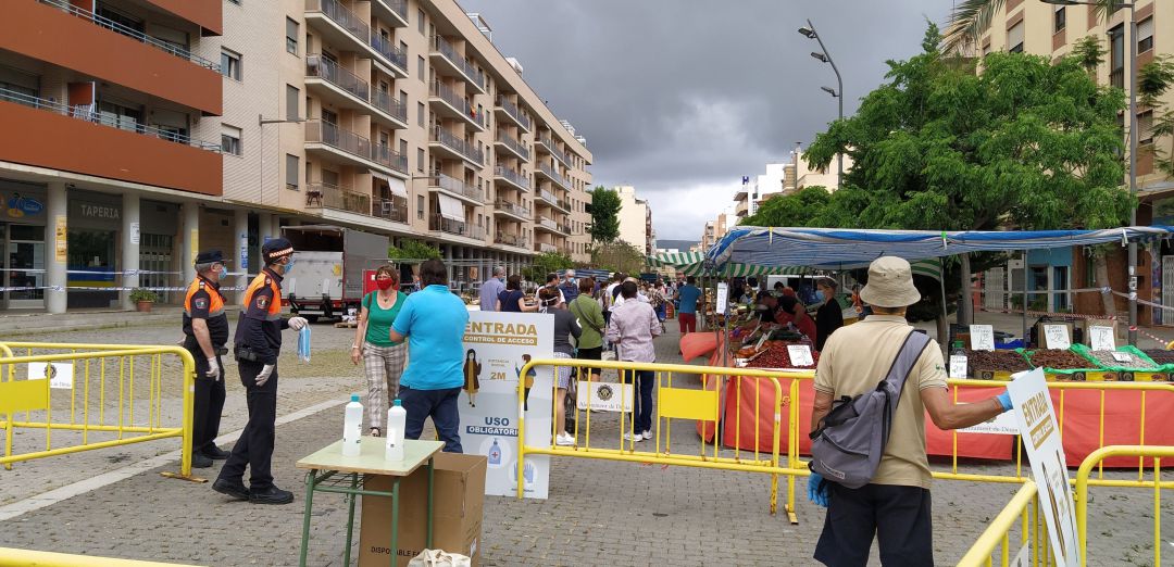 Imagen del primer día en que se reabrió el mercadillo de fruta y verduras de Dénia, durante el estado de alarma. Imagen del primer día en que se reabrió el mercadillo de fruta y verduras de Dénia, durante el estado de alarma.