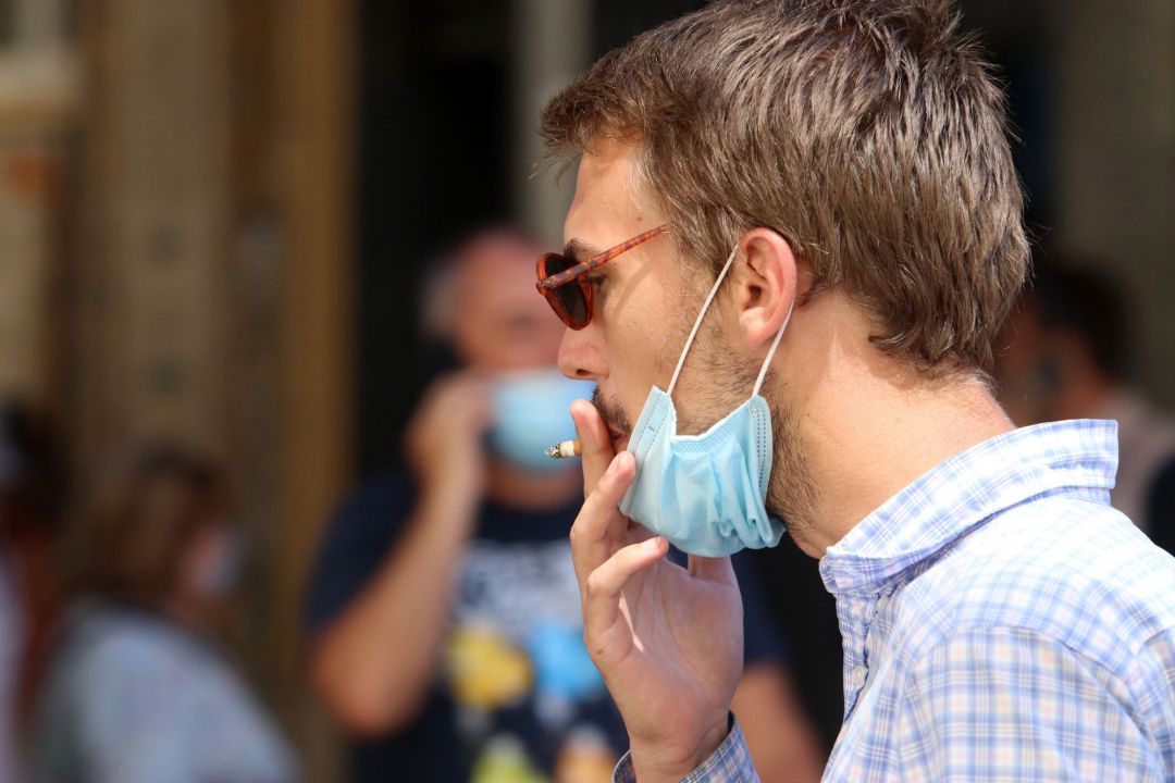 Una persona fuma en la calle
Una persona fuma en la calle