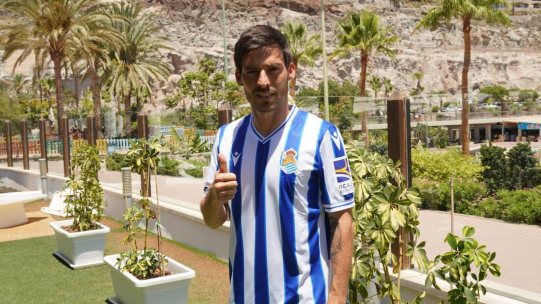 David Silva ya luce su nueva camiseta txuir urdin David Silva ya luce su nueva camiseta txuir urdin