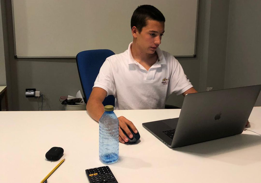 Carlos García, el joven de 17 años que ha sacado adelante un proyecto empresarial durante el confinamiento exportando productos de China Carlos García, el joven de 17 años que ha sacado adelante un proyecto empresarial durante el confinamiento exportando productos de China