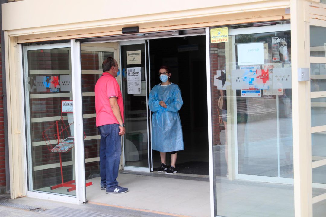 Una persona se informa en la entrada del centro de salud V Centenario de San Sebastián de los Reyes. La Comunidad de Madrid ha ordenado el cierre temporal de dicho centro, tras detectar un brote de coronavirus entre sus profesionales, con nueve casos positivos, aunque ninguno ha requerido de ingreso hospitalario. Una persona se informa en la entrada del centro de salud V Centenario de San Sebastián de los Reyes. La Comunidad de Madrid ha ordenado el cierre temporal de dicho centro, tras detectar un brote de coronavirus entre sus profesionales, con nueve casos positivos, aunque ninguno ha requerido de ingreso hospitalario.