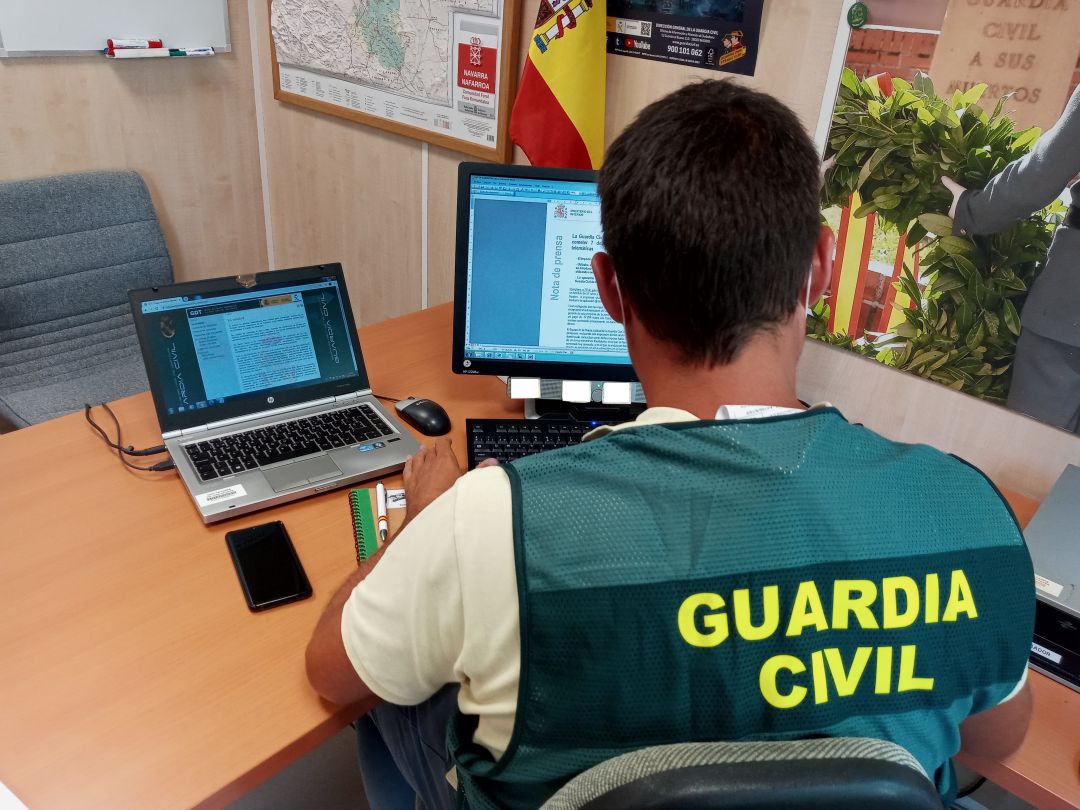 La Guardia Civil ha detenido a un hombre por cometer 7 delitos relacionados con estafas telemáticas La Guardia Civil ha detenido a un hombre por cometer 7 delitos relacionados con estafas telemáticas