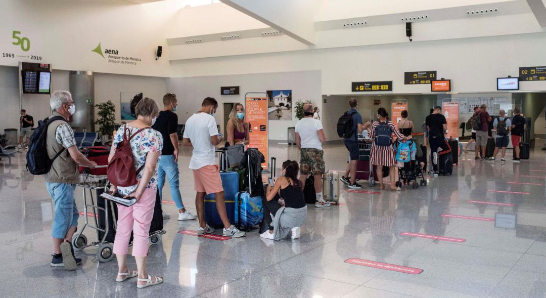 MAHÓN (MENORCA), 15/08/2020.- Varios turistas hacen cola en uno de los mostradores del aeropuerto de Mahón (Menorca), este sábado. El turoperador alemán TUI ha cancelado desde este sábado todos sus viajes organizados a España después de que el Gobierno alemán desaconsejase los viajes no esenciales al país por el repunte de los casos de coronavirus. EFE/David Arquimbau Sintes MAHÓN (MENORCA), 15/08/2020.- Varios turistas hacen cola en uno de los mostradores del aeropuerto de Mahón (Menorca), este sábado. El turoperador alemán TUI ha cancelado desde este sábado todos sus viajes organizados a España después de que el Gobierno alemán desaconsejase los viajes no esenciales al país por el repunte de los casos de coronavirus. EFE/David Arquimbau Sintes