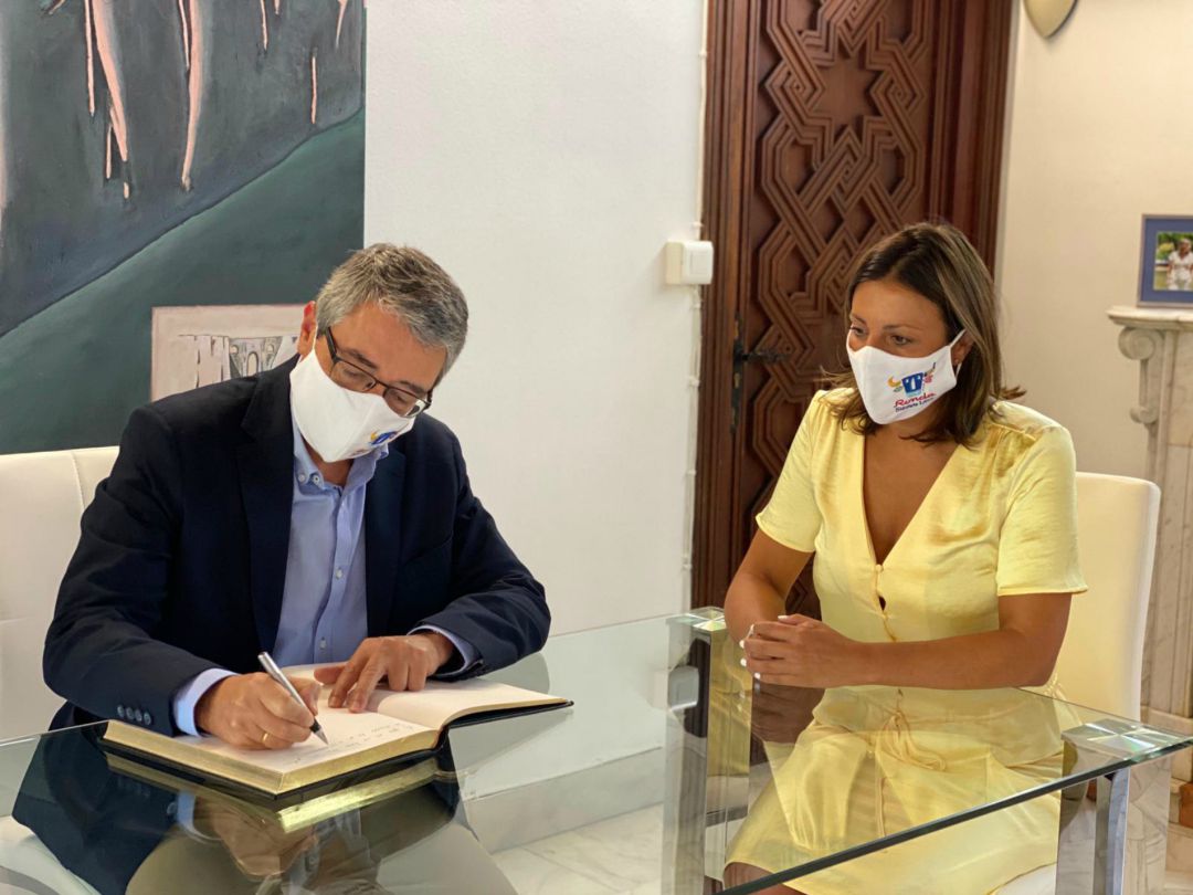 Francisco Salado, presidente de la Diputación de Málaga, junto a Mari Paz Fernández, alcaldesa de Ronda, durante su visita institucional a la ciudad del Tajo Francisco Salado, presidente de la Diputación de Málaga, junto a Mari Paz Fernández, alcaldesa de Ronda, durante su visita institucional a la ciudad del Tajo