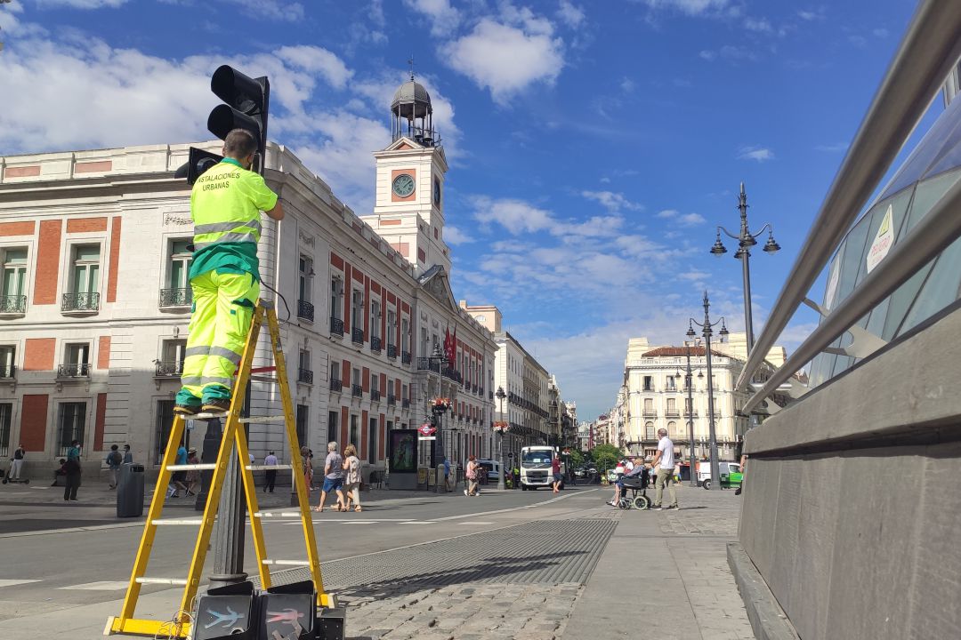 Un trabajador municipal retira un semáforo de la Puerta del Sol que ha cerrado el paso al tráfico Un trabajador municipal retira un semáforo de la Puerta del Sol que ha cerrado el paso al tráfico