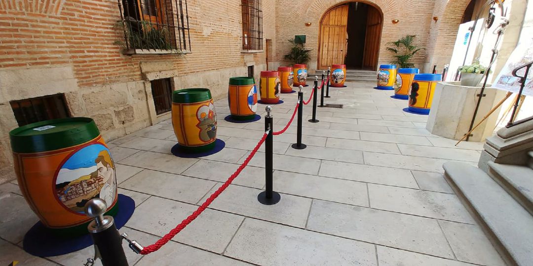 Imagen de la exposición de barricas que se puede visitar en el Patio Principal del Ayuntamiento Imagen de la exposición de barricas que se puede visitar en el Patio Principal del Ayuntamiento