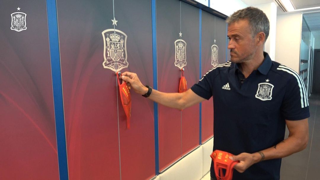 GRAF3598. MADRID.- Captura de vídeo de la RFEF que muestra al entrenador de la selección española de fútbol, Luis Enrique, que coloca mascarillas con los nombres de los jugadores en sus respectivas taquillas, este jueves, mientras anuncia la lista para los partidos de la Liga de Naciones contra Alemania y Ucrania. EFE GRAF3598. MADRID.- Captura de vídeo de la RFEF que muestra al entrenador de la selección española de fútbol, Luis Enrique, que coloca mascarillas con los nombres de los jugadores en sus respectivas taquillas, este jueves, mientras anuncia la lista para los partidos de la Liga de Naciones contra Alemania y Ucrania. EFE