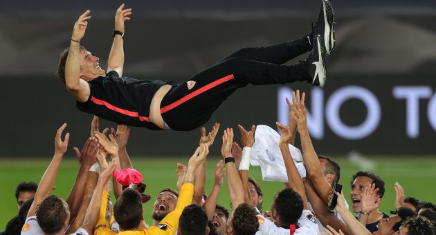 Julen Lopetegui, manteado por sus jugadores tras ganar la Europa League. Julen Lopetegui, manteado por sus jugadores tras ganar la Europa League.