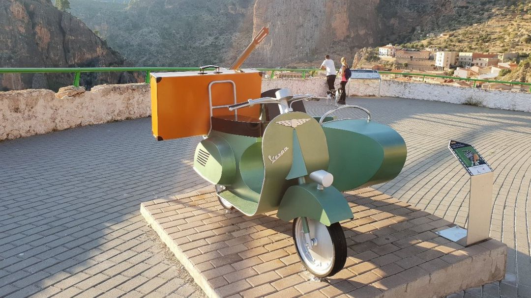Monumento a 'Amanece, que no es poco' en un mirador de Ayna Monumento a 'Amanece, que no es poco' en un mirador de Ayna