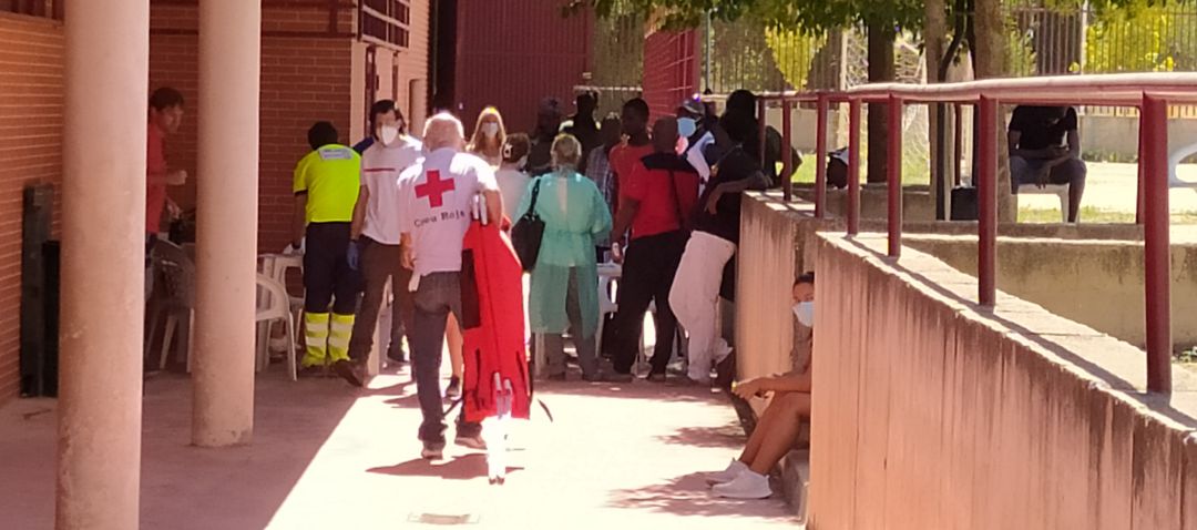 Imagen del momento en el que los temporeros han sido desconfinados en el pabellón Jorge Juan Imagen del momento en el que los temporeros han sido desconfinados en el pabellón Jorge Juan