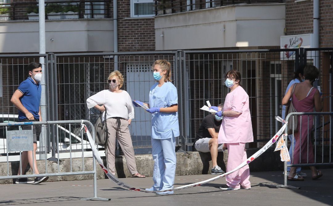 Un grupo de enfermeras espera para realizar pruebas PCR a los clientes de los bares de la calle Erdikale de Azpeitia Un grupo de enfermeras espera para realizar pruebas PCR a los clientes de los bares de la calle Erdikale de Azpeitia