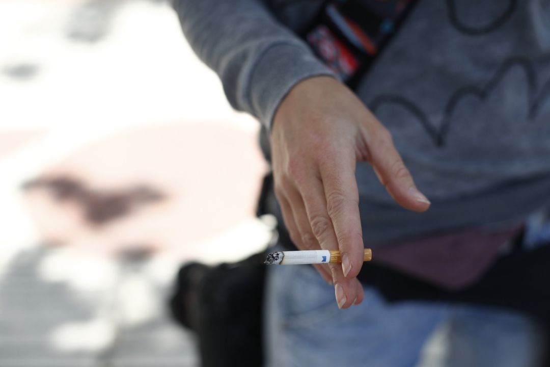 Mujer fumando un cigarro. Mujer fumando un cigarro.