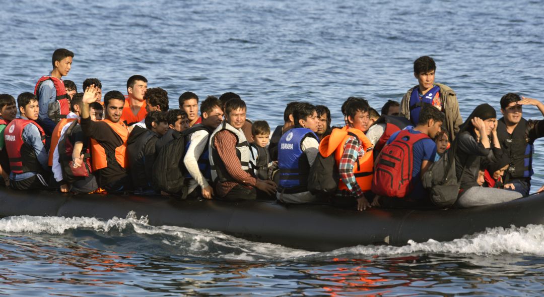 Imagen de archivo de una embarcación con inmigrantes a bordo Imagen de archivo de una embarcación con inmigrantes a bordo
