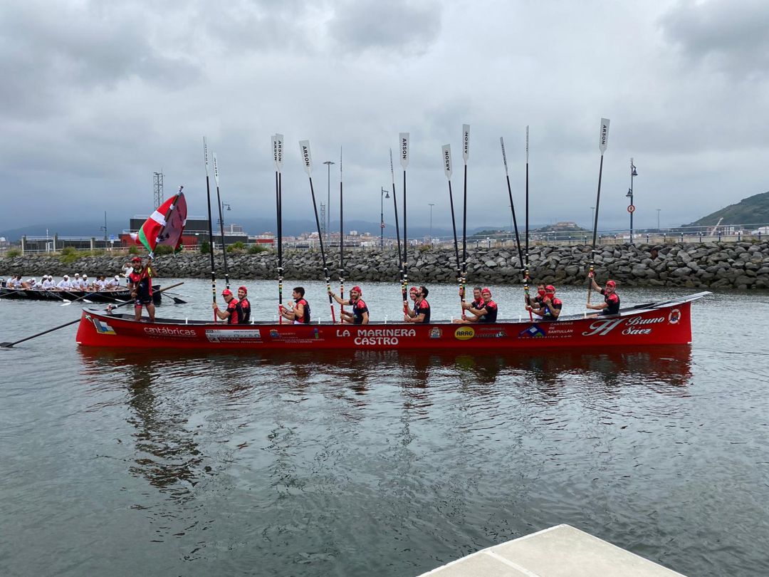 Los remeros de La Marinera junto a su patrón festejan uno de los triunfos Los remeros de La Marinera junto a su patrón festejan uno de los triunfos