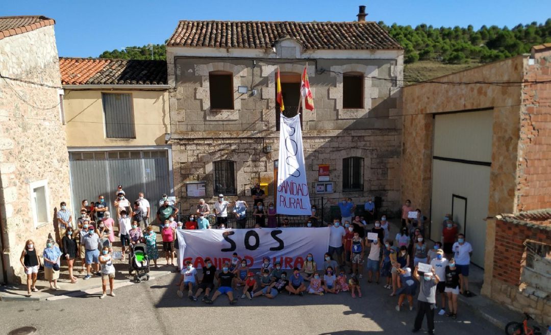Los vecinos de Pilnillos de Esgueva protestan contra las carencias sanitarias Los vecinos de Pilnillos de Esgueva protestan contra las carencias sanitarias