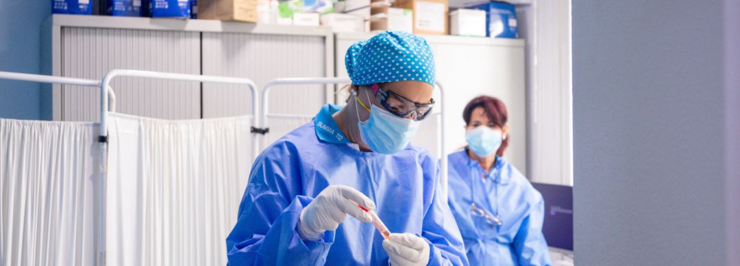 Imagen de archivo de un sanitario que sostiene una de las probetas utilizadas para la realización de tests PCR Imagen de archivo de un sanitario que sostiene una de las probetas utilizadas para la realización de tests PCR