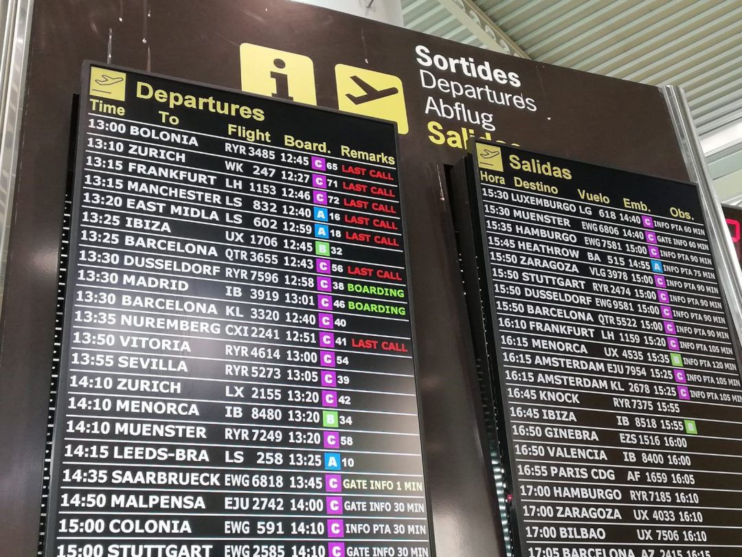Pantallas con información sobre vuelos en el aeropuerto de Palma, este julio. Pantallas con información sobre vuelos en el aeropuerto de Palma, este julio.