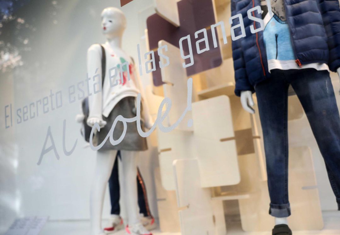 El escaparate de una tienda de ropa hace referencia a la vuelta al colegio, cuando apenas quedan dos semanas para que comiencen las clases. El escaparate de una tienda de ropa hace referencia a la vuelta al colegio, cuando apenas quedan dos semanas para que comiencen las clases.