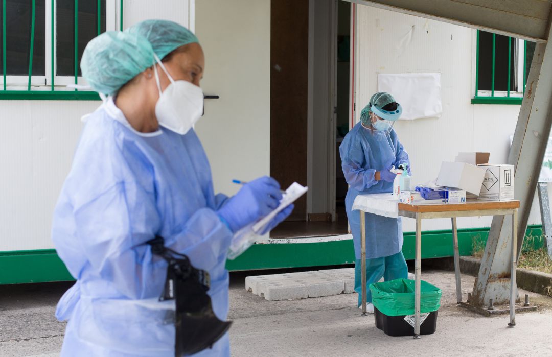 Dos sanitarias preparan pruebas PCR Dos sanitarias preparan pruebas PCR
