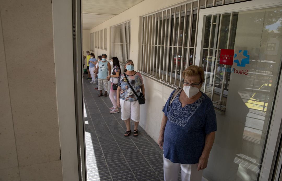 Una cola de gente espera para realizarse la prueba PCR en un centro de salud madrileño. Una cola de gente espera para realizarse la prueba PCR en un centro de salud madrileño.