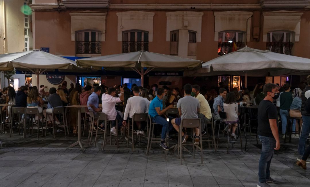 Jóvenes abarrotan las terrazas de los bares. Jóvenes abarrotan las terrazas de los bares.
