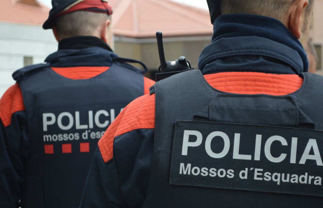 Dos agentes de los Mossos d'Esquadra Dos agentes de los Mossos d'Esquadra