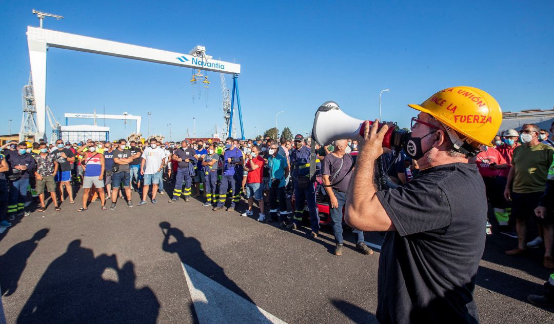 Trabajadores de la industria auxiliar del metal en el Astillero de Navantia en Puerto Real (Cádiz) durante la jornada de movilizaciones Trabajadores de la industria auxiliar del metal en el Astillero de Navantia en Puerto Real (Cádiz) durante la jornada de movilizaciones