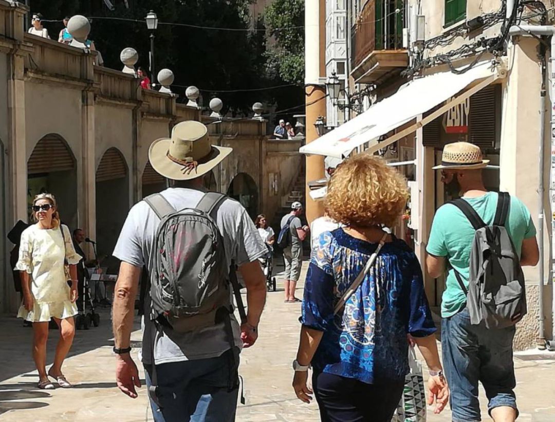 Imagen de archivo de turistas paseando por una calle céntrica de Palma. Imagen de archivo de turistas paseando por una calle céntrica de Palma.