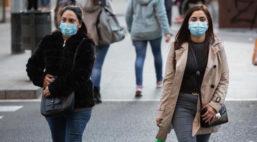 Dos mujeres con mascarilla por la calle. Dos mujeres con mascarilla por la calle.