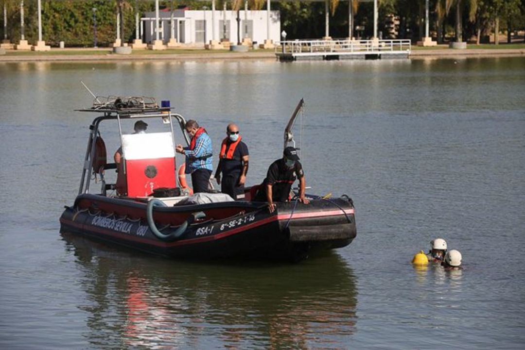 Bomberos de Sevilla en la búsqueda en el Guadalquivir Bomberos de Sevilla en la búsqueda en el Guadalquivir