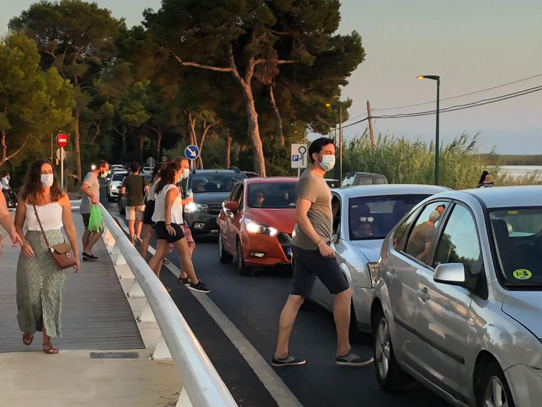 Tramo de la CV-500 a la altura de la Gola de Puchol atravesado por decenas de personas a la hora del atardecer Tramo de la CV-500 a la altura de la Gola de Puchol atravesado por decenas de personas a la hora del atardecer
