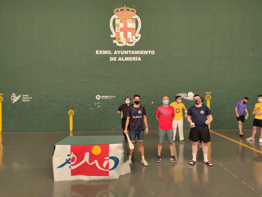 Los campeones en el centro de la pista del Frontón Andarax. Los campeones en el centro de la pista del Frontón Andarax.