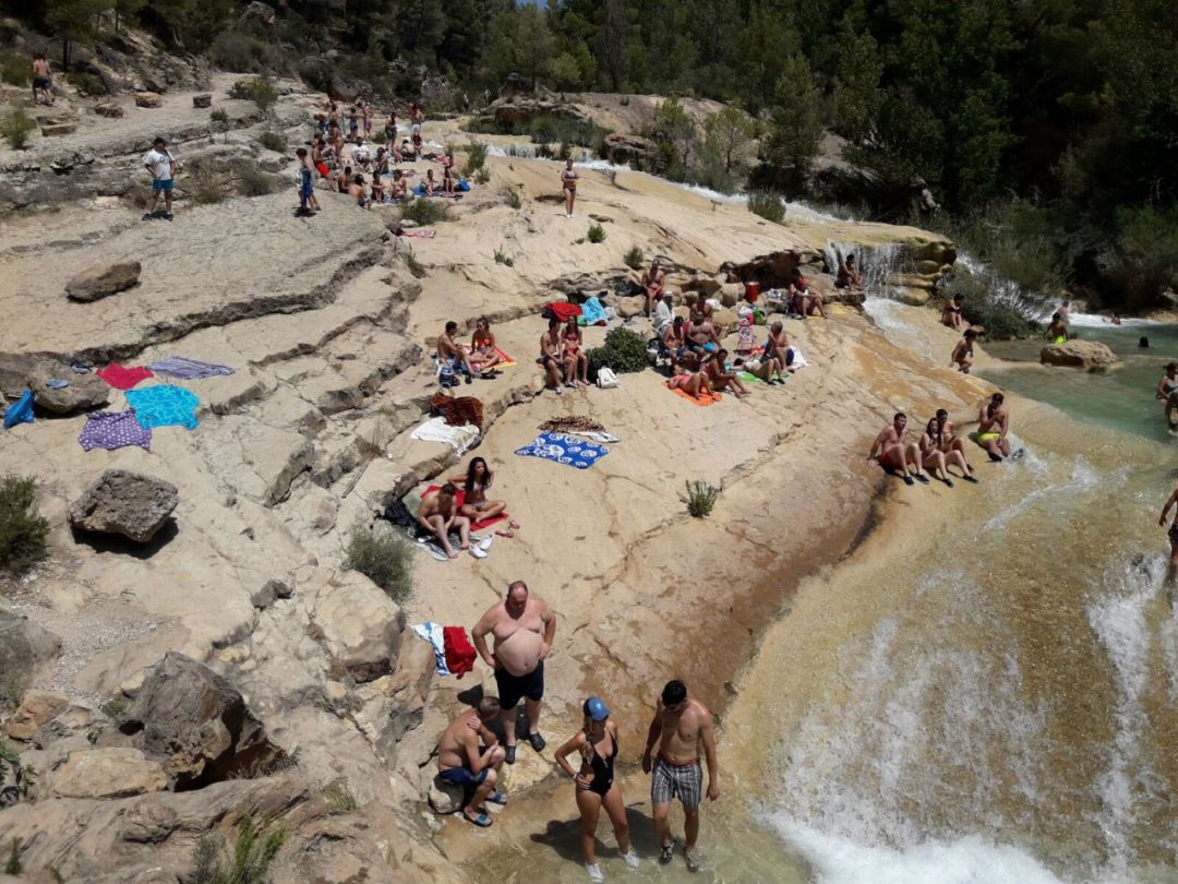Bañistas en las Chorreras del río Cabriel en Enguídanos Bañistas en las Chorreras del río Cabriel en Enguídanos