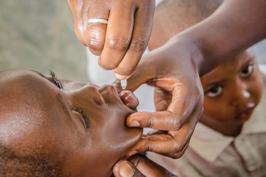 Niños recibiendo una vacuna contra la polio en la ciudad de Nkozi, en Uganda, en una imagen de archivo de octubre de 2019 Niños recibiendo una vacuna contra la polio en la ciudad de Nkozi, en Uganda, en una imagen de archivo de octubre de 2019