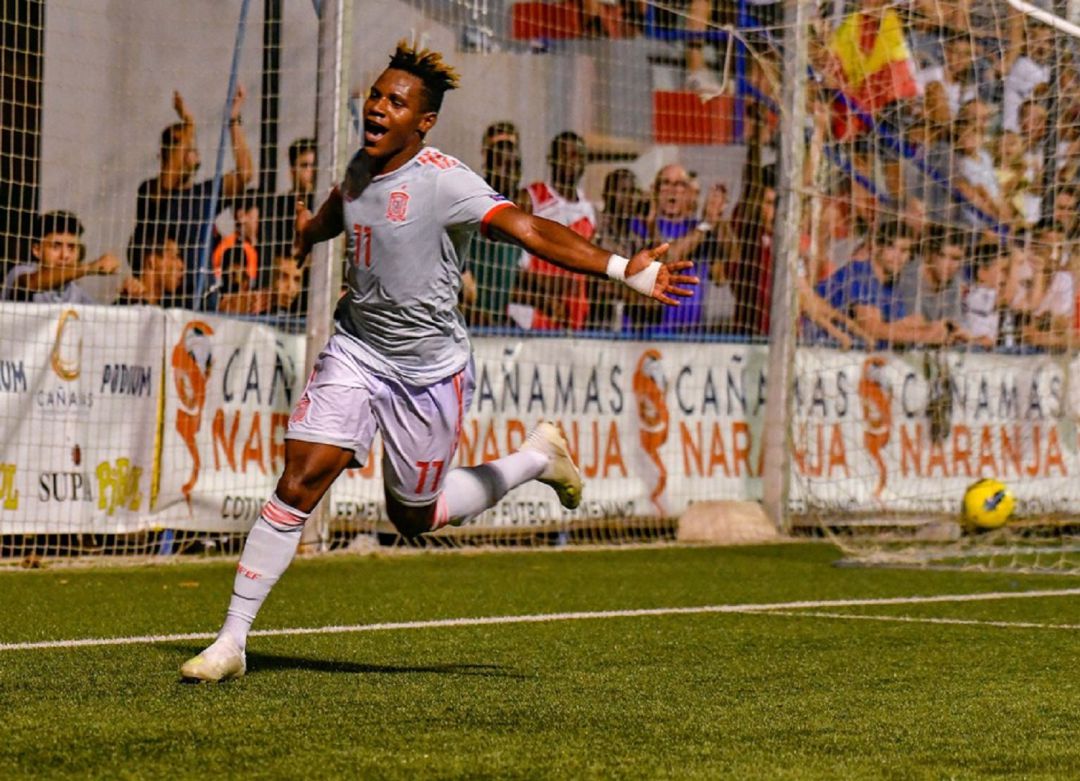 Cedric Teguia celebra un gol con la selección española sub20. Cedric Teguia celebra un gol con la selección española sub20.
