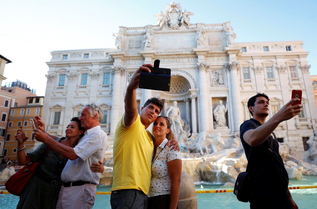Varios turistas se hacen selfis Varios turistas se hacen selfis