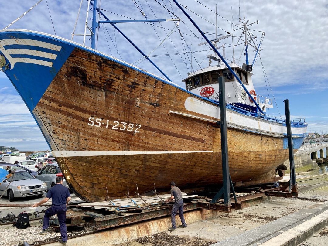 Operarios de la empresas Astilleros Olaciregi en labores de reparación del barco "Mariñel". Operarios de la empresas Astilleros Olaciregi en labores de reparación del barco "Mariñel".