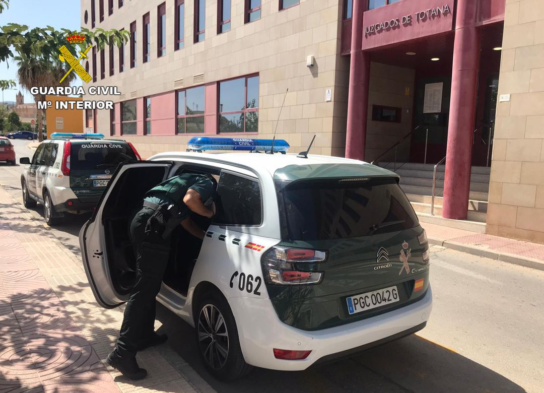 Traslado de los detenidos a los Juzgados de Totana Traslado de los detenidos a los Juzgados de Totana