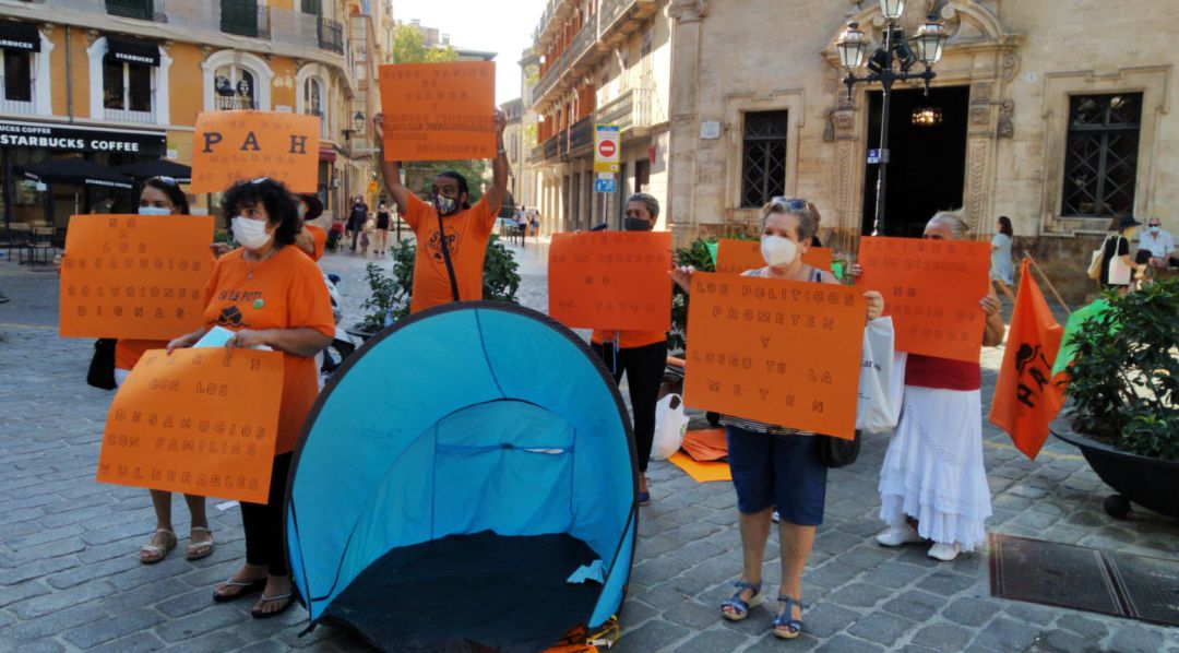 Miembros de la Plataforma de Afectados por las Hipotecas en la concentración frente el Ayuntamiento de Palma. Miembros de la Plataforma de Afectados por las Hipotecas en la concentración frente el Ayuntamiento de Palma.