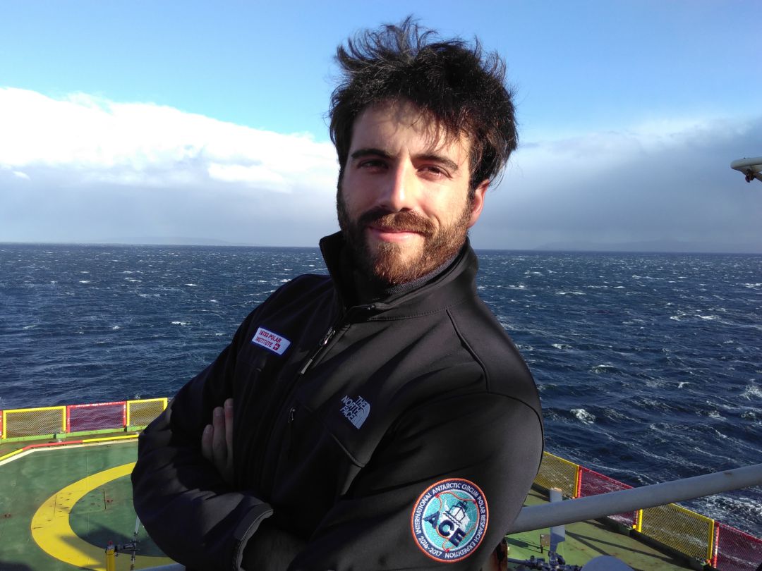 Pablo Rodríguez en la cubierta del buque Akademik Treshnikov, durante una expedición al océano Antártico en 2017 Pablo Rodríguez en la cubierta del buque Akademik Treshnikov, durante una expedición al océano Antártico en 2017