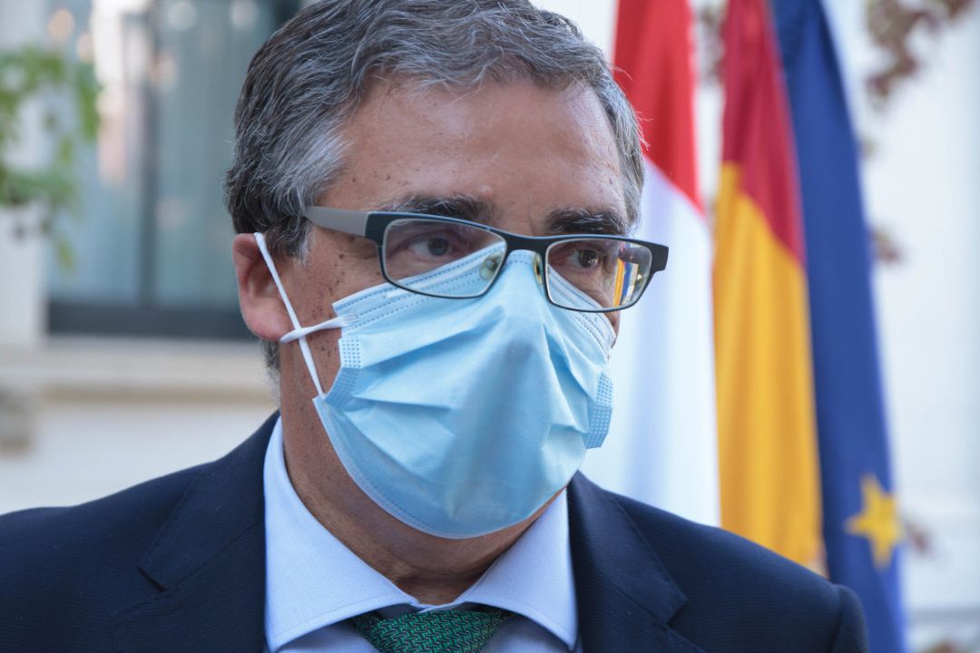 El nuevo consejero de Gobernanza Pública y Servicios a la Ciudadanía de La Rioja, Pablo Rubio, durante la celebración del acto oficial de toma de posesión de los miembros del Gobierno de La Rioja, en el patio del Palacio de Gobierno, en Logroño, La Rioja (España) a 25 de agosto de 2020.
El nuevo consejero de Gobernanza Pública y Servicios a la Ciudadanía de La Rioja, Pablo Rubio, durante la celebración del acto oficial de toma de posesión de los miembros del Gobierno de La Rioja, en el patio del Palacio de Gobierno, en Logroño, La Rioja (España) a 25 de agosto de 2020.