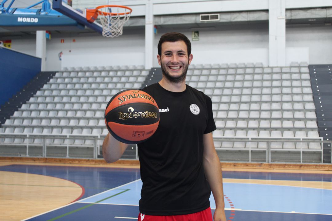 El capitán del Gipuzkoa Basket, Xabi Oroz posa con el balon de la Liga Endesa El capitán del Gipuzkoa Basket, Xabi Oroz posa con el balon de la Liga Endesa