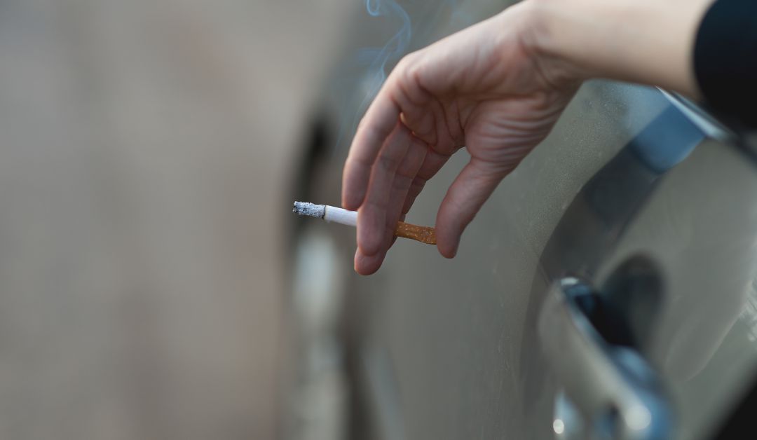 Primeras multas por fumar sin guardar la distancia de seguridad en València Primeras multas por fumar sin guardar la distancia de seguridad en València
