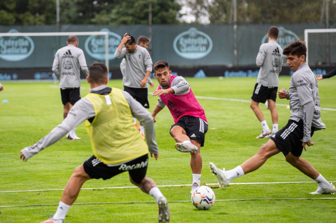 Fran Beltrán participa en el entrenamiento del equipo en Vigo Fran Beltrán participa en el entrenamiento del equipo en Vigo