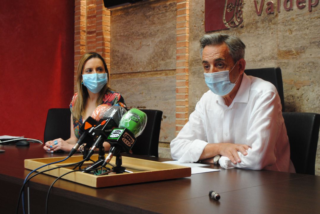 Jesús Martín, alcalde de Valdepeñas, y Vanessa Irla, concejala de ferias y fiestas Jesús Martín, alcalde de Valdepeñas, y Vanessa Irla, concejala de ferias y fiestas