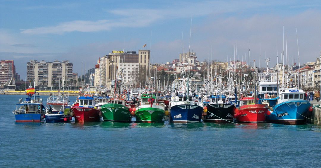 Barcos pesqueros atracados en un puerto. Barcos pesqueros atracados en un puerto.