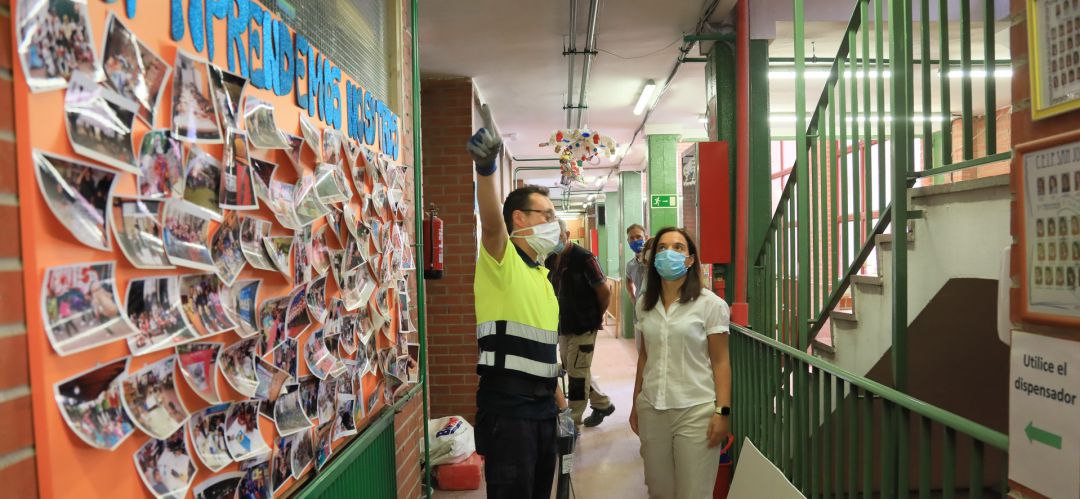 La alcadesa de Getafe, Sara Hernández, visitó este lunes varios colegios en los que el ayuntamiento ha actuado este verano. La alcadesa de Getafe, Sara Hernández, visitó este lunes varios colegios en los que el ayuntamiento ha actuado este verano.